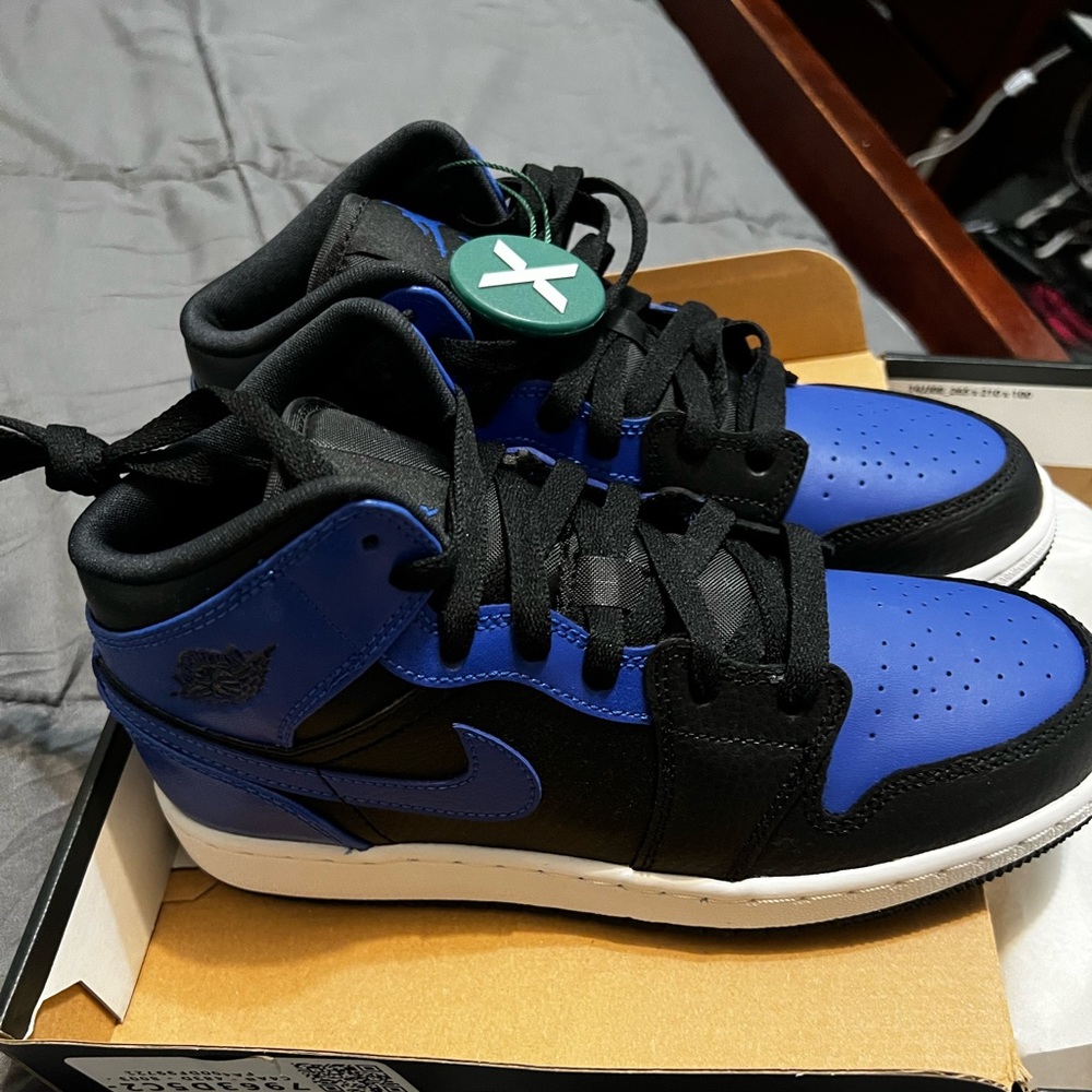 Jordan 1 Mid Hyper Royal